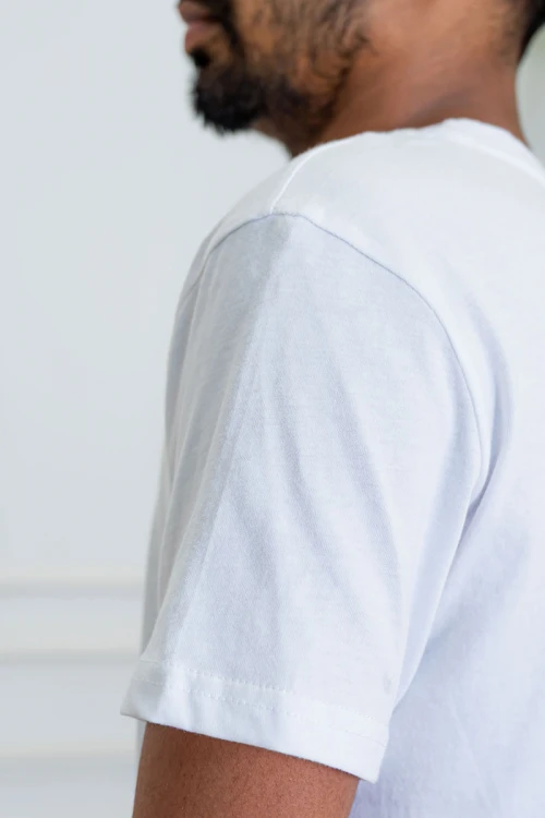 تيشيرت رجالي لون أبيض بياقة دائرية مزين بكتابات من الأمام