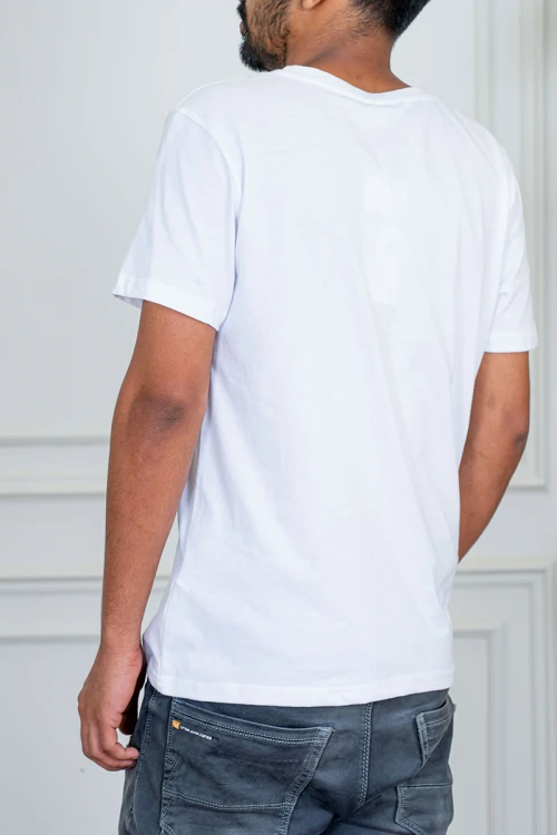 تيشيرت رجالي لون أبيض بياقة دائرية مزين بكتابات من الأمام