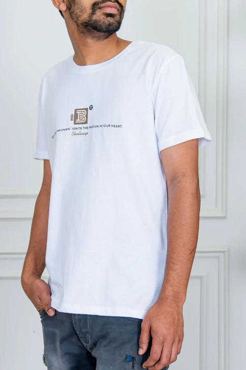 تيشيرت رجالي لون أبيض بياقة دائرية مزين بكتابات من الأمام