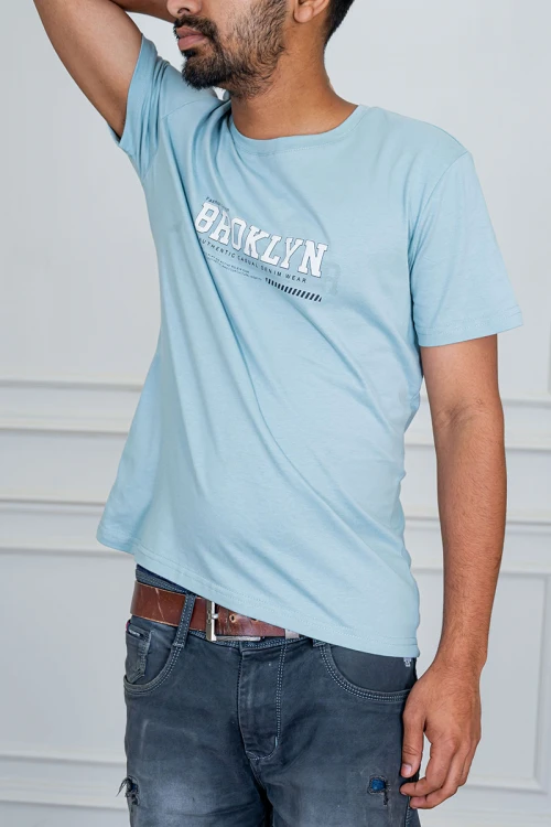 تيشيرت رجالي لون سماوي بياقة دائرية مزين بكتابات من الأمام