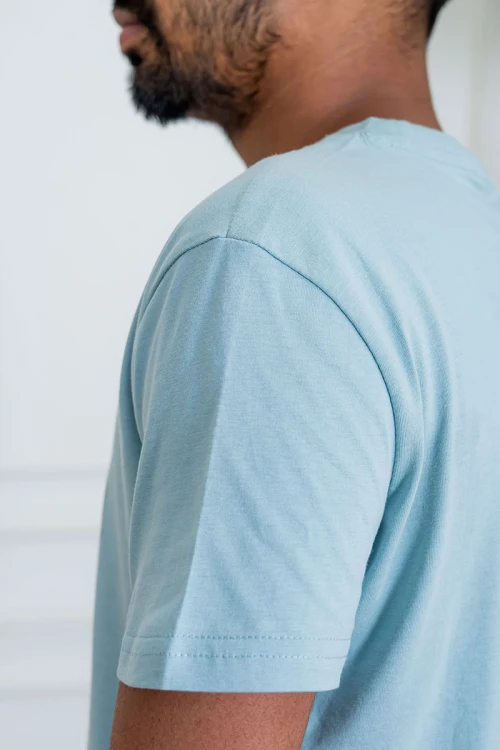 تيشيرت رجالي لون سماوي بياقة دائرية مزين بكتابات من الأمام