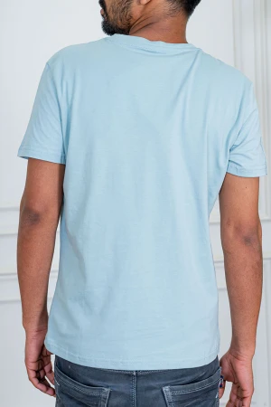 تيشيرت رجالي لون سماوي بياقة دائرية مزين بكتابات من الأمام 