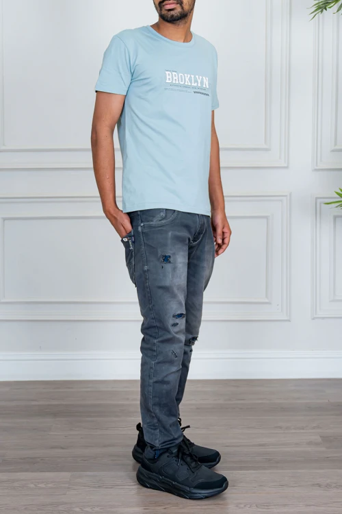 تيشيرت رجالي لون سماوي بياقة دائرية مزين بكتابات من الأمام