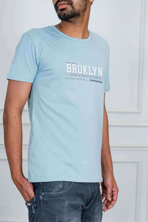 تيشيرت رجالي لون سماوي بياقة دائرية مزين بكتابات من الأمام