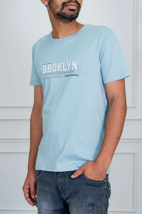 تيشيرت رجالي لون سماوي بياقة دائرية مزين بكتابات من الأمام