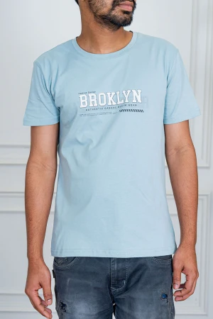 تيشيرت رجالي لون سماوي بياقة دائرية مزين بكتابات من الأمام 