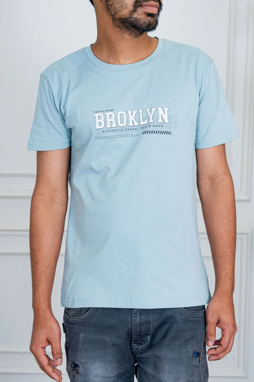 تيشيرت رجالي لون سماوي بياقة دائرية مزين بكتابات من الأمام