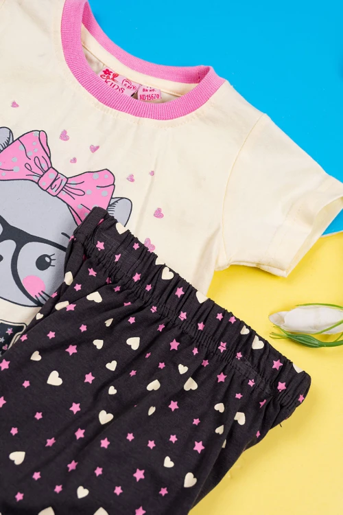 بيجاما-بناتي-قطعتين-تيشيرت-لون-بيج-مزين-برسومات-و-كتابات-من-الأمام-