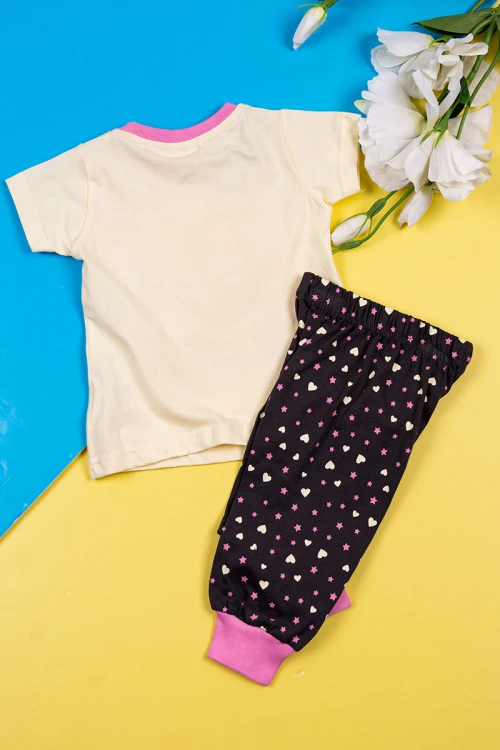 بيجاما-بناتي-قطعتين-تيشيرت-لون-بيج-مزين-برسومات-و-كتابات-من-الأمام-