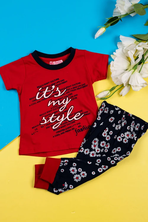 بيجاما بناتي قطعتين تيشيرت لون أحمر مزين بكتابات من الأمام مع بنطلون لون أسود مزين بزهور ملونة و بزم في الأسفل