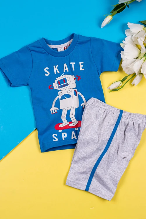 بيجاما أطفال قطعتين تيشيرت لون أزرق مزين برسومات و كتابات من الأمام مع شورت لون رمادي
