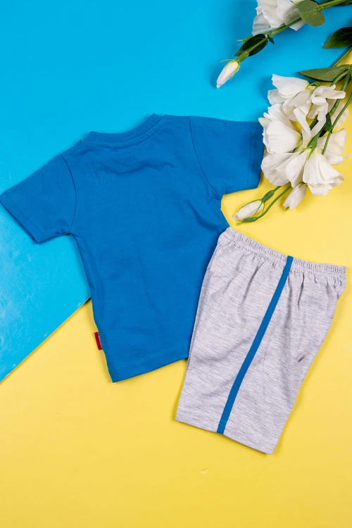 بيجاما أطفال قطعتين تيشيرت لون أزرق مزين برسومات و كتابات من الأمام مع شورت لون رمادي