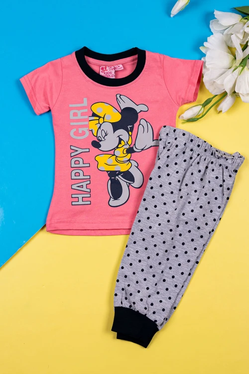 بيجاما بناتي قطعتين تيشيرت لون وردي مزين برسومات و كتابات من الأمام مع بنطلون لون رمادي منقط باللون الأسود و بزم في الأسفل