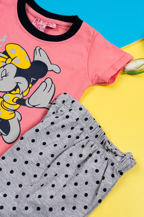 بيجاما بناتي قطعتين تيشيرت لون وردي مزين برسومات و كتابات من الأمام مع بنطلون لون رمادي منقط باللون الأسود و بزم في الأسفل