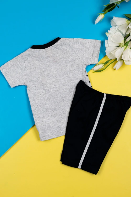 بيجاما ولادي قطعتين تيشيرت لون رمادي مزين برسومات و كتابات من الأمام مع شورت لون أسود