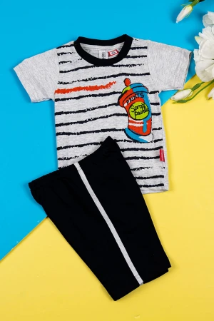 بيجاما ولادي قطعتين تيشيرت لون رمادي مزين برسومات و كتابات من الأمام مع شورت لون أسود 