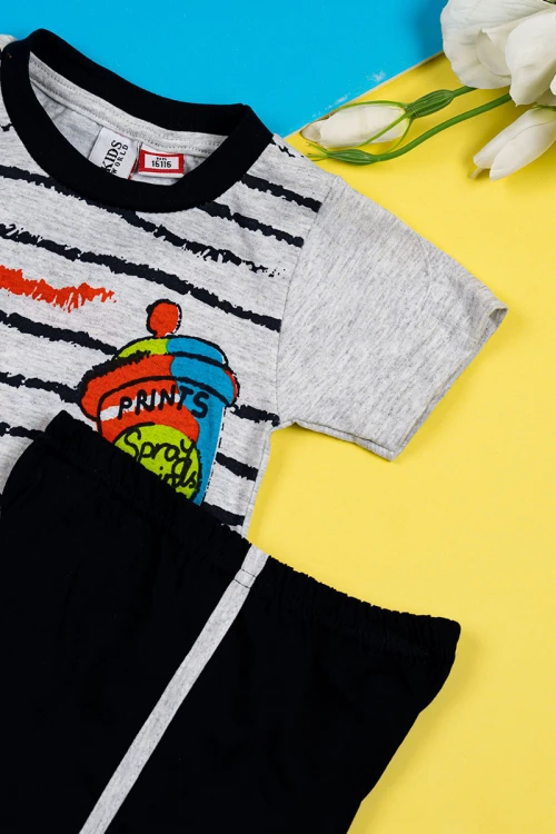 بيجاما ولادي قطعتين تيشيرت لون رمادي مزين برسومات و كتابات من الأمام مع شورت لون أسود