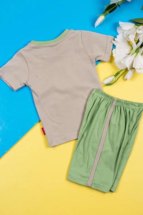 بيجاما ولادي قطعتين تيشيرت لون بيج غامق مزين برسومات و كتابات من الأمام مع شورت لون تفاحي