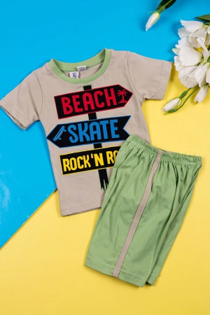 بيجاما ولادي قطعتين تيشيرت لون بيج غامق مزين برسومات و كتابات من الأمام مع شورت لون تفاحي
