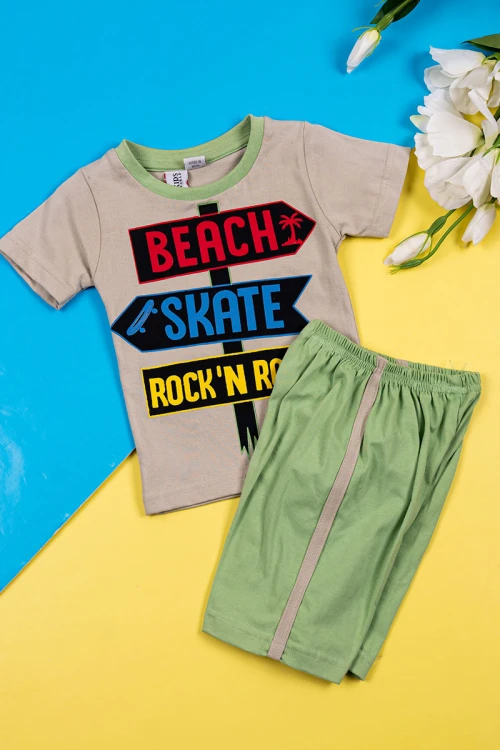 بيجاما ولادي قطعتين تيشيرت لون بيج غامق مزين برسومات و كتابات من الأمام مع شورت لون تفاحي