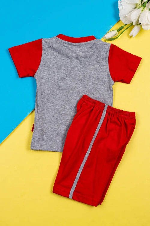 بيجاما ولادي قطعتين تيشيرت لون رصاصي مزين برسومات و كتابات من الأمام مع شورت لون أحمر