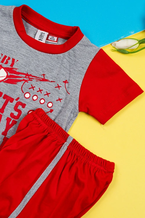 بيجاما ولادي قطعتين تيشيرت لون رصاصي مزين برسومات و كتابات من الأمام مع شورت لون أحمر