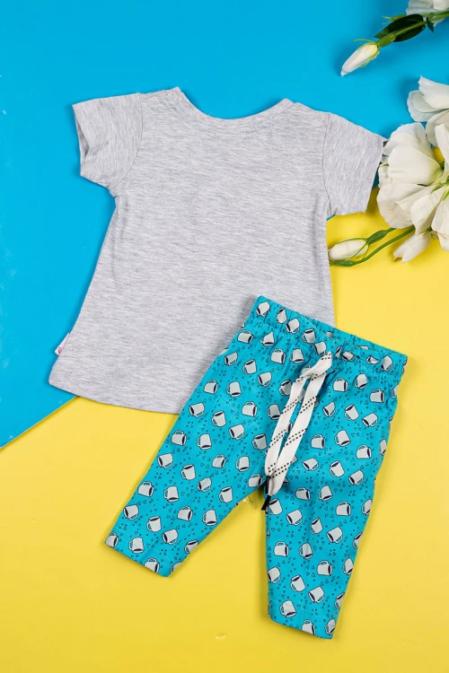 بيجاما بناتي قطعتين تيشيرت لون رمادي مزين برسومات و كتابات من الأمام مع بنطلون لون سماوي مزين برسومات و برباط في الخصر