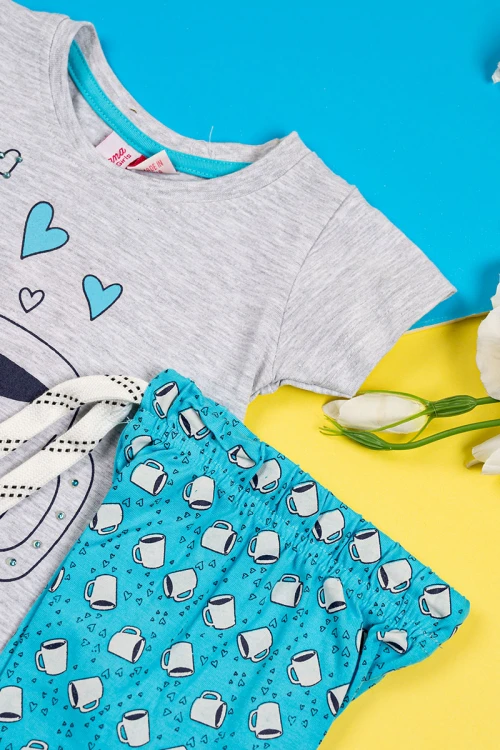 بيجاما بناتي قطعتين تيشيرت لون رمادي مزين برسومات و كتابات من الأمام مع بنطلون لون سماوي مزين برسومات و برباط في الخصر