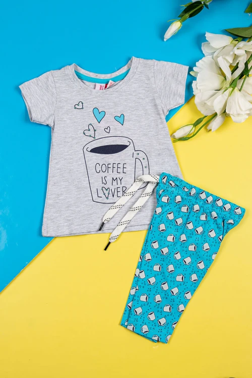 بيجاما بناتي قطعتين تيشيرت لون رمادي مزين برسومات و كتابات من الأمام مع بنطلون لون سماوي مزين برسومات و برباط في الخصر
