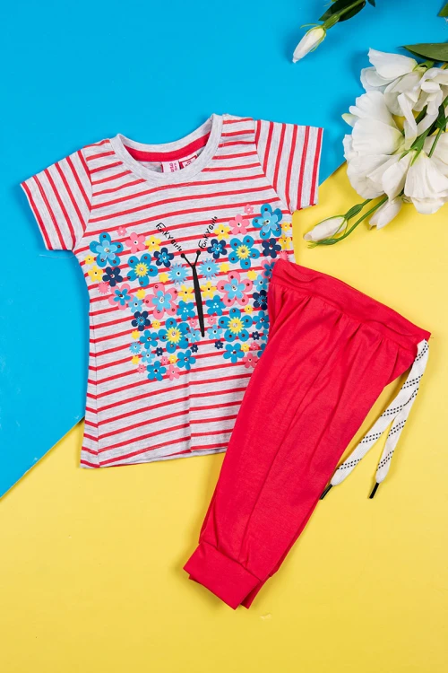 بيجاما بناتي قطعتين تيشيرت لون رمادي مخطط باللون الأحمر مزين برسومات و كتابات من الأمام مع بنطلون لون أحمر برباط في الخصر و زم في الأسفل