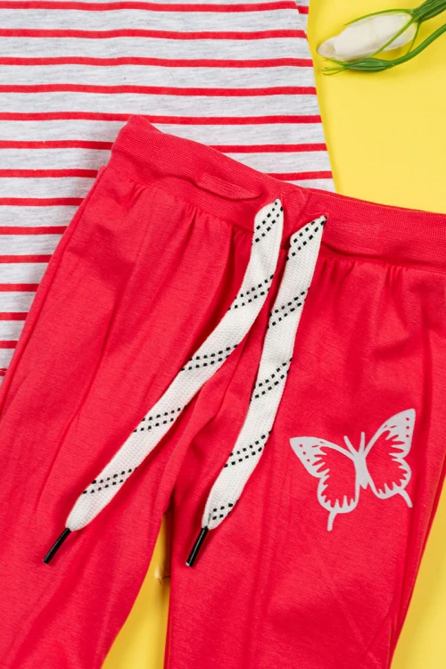 بيجاما بناتي قطعتين تيشيرت لون رمادي مخطط باللون الأحمر مزين برسومات و كتابات من الأمام مع بنطلون لون أحمر برباط في الخصر و زم في الأسفل