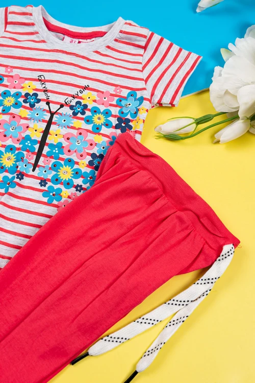 بيجاما بناتي قطعتين تيشيرت لون رمادي مخطط باللون الأحمر مزين برسومات و كتابات من الأمام مع بنطلون لون أحمر برباط في الخصر و زم في الأسفل