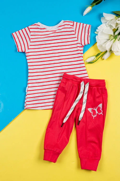 بيجاما بناتي قطعتين تيشيرت لون رمادي مخطط باللون الأحمر مزين برسومات و كتابات من الأمام مع بنطلون لون أحمر برباط في الخصر و زم في الأسفل