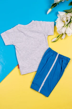 بيجاما ولادي قطعتين تيشيرت لون رمادي مزين برسومات و كتابات من الأمام مع شورت لون أزرق 