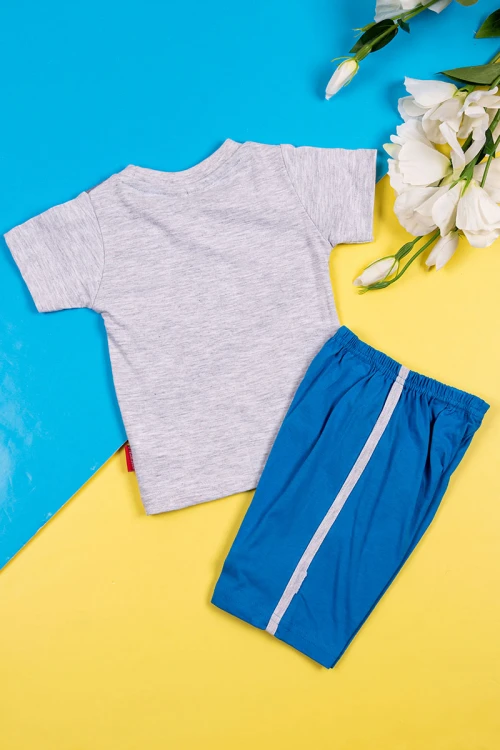 بيجاما ولادي قطعتين تيشيرت لون رمادي مزين برسومات و كتابات من الأمام مع شورت لون أزرق