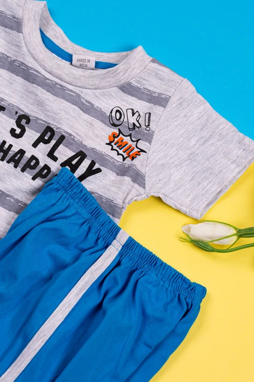 بيجاما ولادي قطعتين تيشيرت لون رمادي مزين برسومات و كتابات من الأمام مع شورت لون أزرق