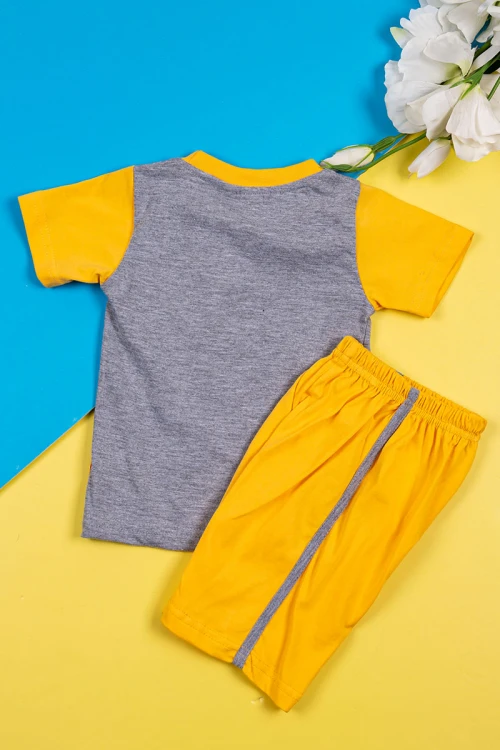 بيجاما أطفال قطعتين تيشيرت لون رمادي مزين برسومات من الأمام مع شورت لون أصفر