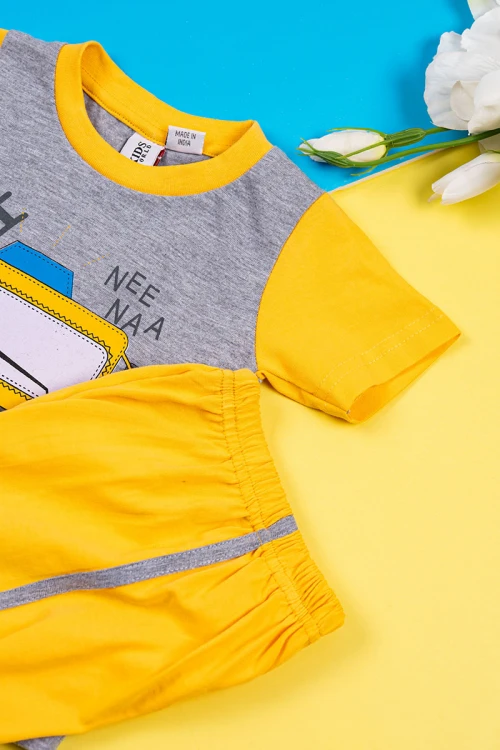 بيجاما أطفال قطعتين تيشيرت لون رمادي مزين برسومات من الأمام مع شورت لون أصفر