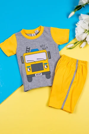 بيجاما أطفال قطعتين تيشيرت لون رمادي مزين برسومات من الأمام مع شورت لون أصفر 