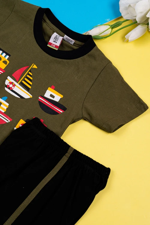 بيجاما أطفال قطعتين تيشيرت لون زيتي مزين برسومات و كتابات من الأمام مع شورت لون أسود
