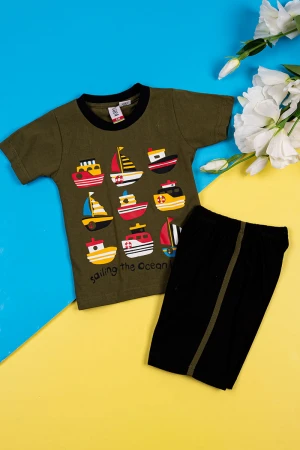بيجاما أطفال قطعتين تيشيرت لون زيتي مزين برسومات و كتابات من الأمام مع شورت لون أسود