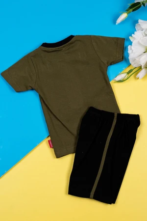 بيجاما أطفال قطعتين تيشيرت لون زيتي مزين برسومات و كتابات من الأمام مع شورت لون أسود