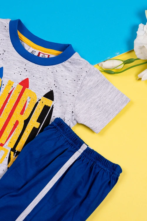 بيجاما أطفال قطعتين تيشيرت لون رمادي مزين برسومات و كتابات من الأمام مع شورت لون كحلي