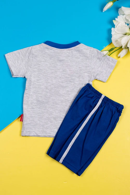 بيجاما أطفال قطعتين تيشيرت لون رمادي مزين برسومات و كتابات من الأمام مع شورت لون كحلي