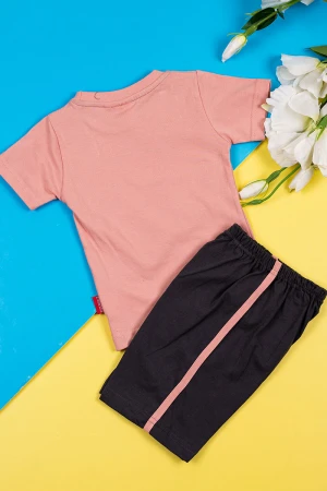 بيجاما أطفال قطعتين تيشيرت لون خربزي مزين برسومات و كتابات من الأمام مع شورت لون أسود 