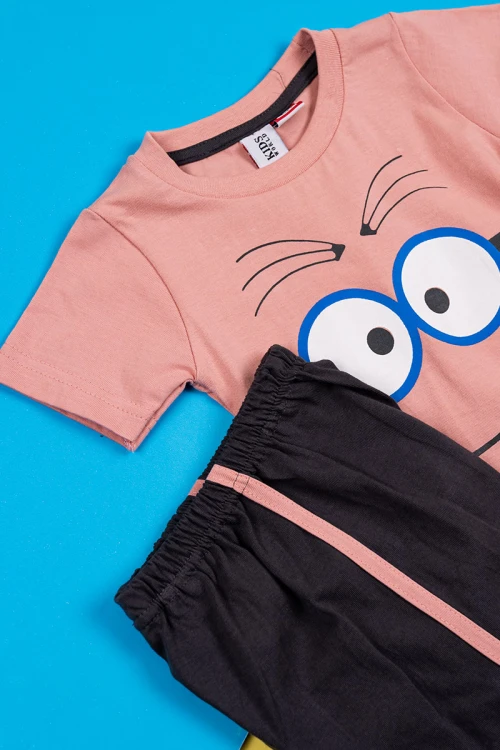 بيجاما أطفال قطعتين تيشيرت لون خربزي مزين برسومات و كتابات من الأمام مع شورت لون أسود