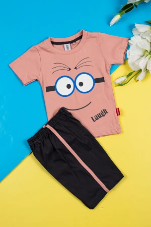 بيجاما أطفال قطعتين تيشيرت لون خربزي مزين برسومات و كتابات من الأمام مع شورت لون أسود 