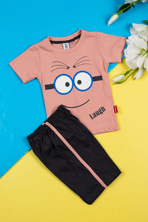 بيجاما أطفال قطعتين تيشيرت لون خربزي مزين برسومات و كتابات من الأمام مع شورت لون أسود