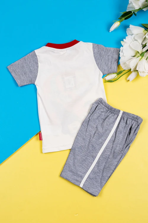 بيجاما أطفال قطعتين تيشيرت لون أبيض بياقة لون عودي مزين برسومات و كتابات من الأمام مع شورت لون رمادي