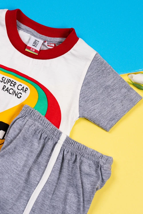 بيجاما أطفال قطعتين تيشيرت لون أبيض بياقة لون عودي مزين برسومات و كتابات من الأمام مع شورت لون رمادي